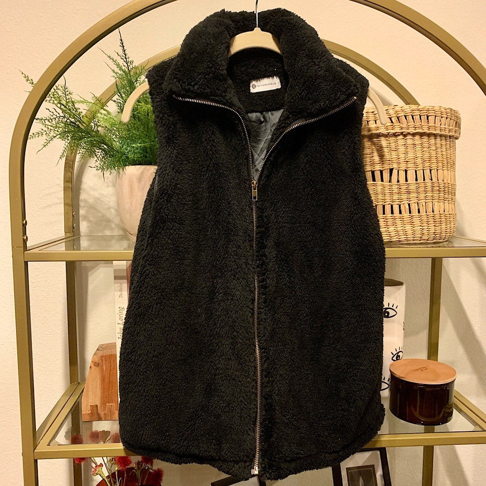 Black fuzzy vest, impeccable pig. Worn once, great condition!